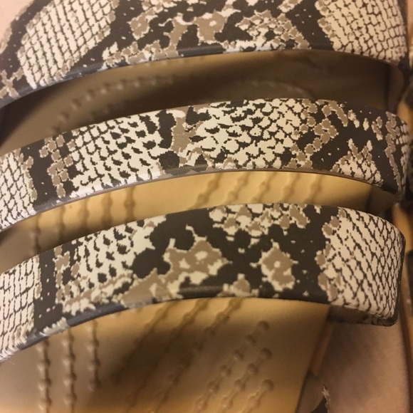 Croc Sandals Size 6W; NWOT - Picture 10 of 10